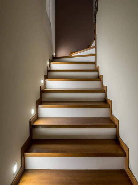 Ahşap merdiven aydınlatılmış — Stok fotoğraf