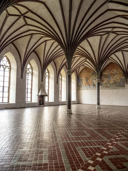Malbork castle Polonya Gotik cloister gölgelik — Stok fotoğraf
