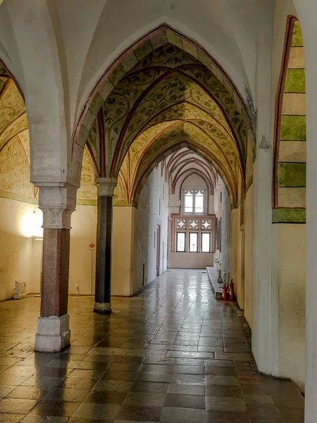 Gothic cloister of Malbork castle in Poland — Stock Photo, Image