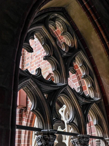 Cloister tracery window of Malbork castle, Polónia — Fotografia de Stock