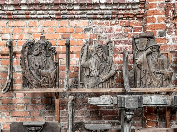 Reliëfs van profeten in de hoofdkerk, kasteel van de burcht, Polen — Stockfoto