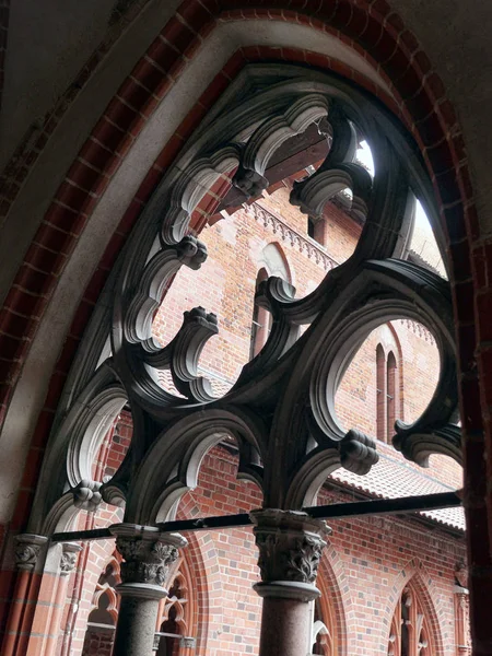 Cloister tracery window of Malbork castle, Polónia — Fotografia de Stock