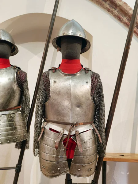 Europäische Rüstungen aus dem 17. Jahrhundert ausgestellt im Museum der Burg Malbork, Polen — Stockfoto