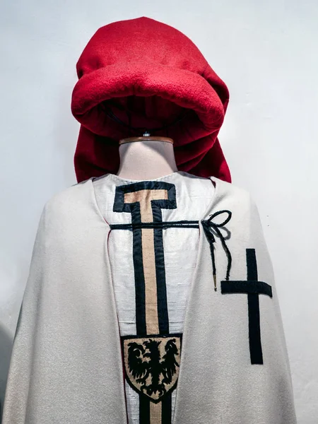 Płaszcz zakonu krzyżackiego wystawiony w Muzeum Zamkowym w Malborku, Polska — Zdjęcie stockowe
