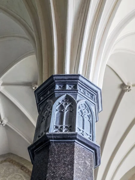 Gotische klooster kolom, kasteel van de burcht, Polen — Stockfoto