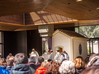  Katolik Priest Portekiz Fatima Sanctuary de kitle kutluyor