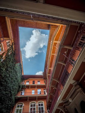 Eski tenements yukarı vurdu