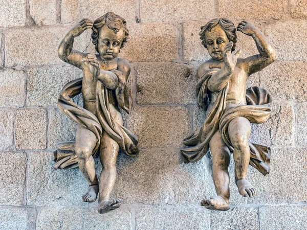 Two cherubs in Romanesque Cathedral of Porto, Portugal — Stock Photo, Image