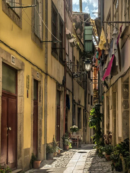 Narrow street in Porto — Stock Photo, Image