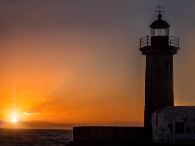 Gün batımına karşı deniz feneri, Porto, Portekiz