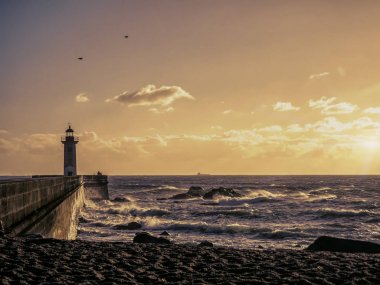 Gün batımına karşı deniz feneri, Porto, Portekiz