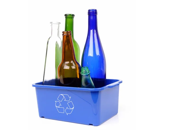 Blauwe afvalbak en kleur glazen flessen — Stockfoto