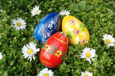 Çimenlerdeki paskalya yumurtaları