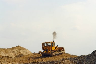 Kum yığını üzerinde buldozer