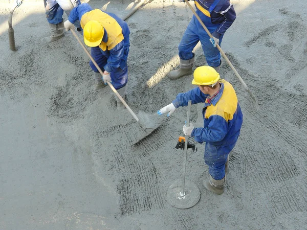 Poziomowanie mieszanki betonu — Zdjęcie stockowe