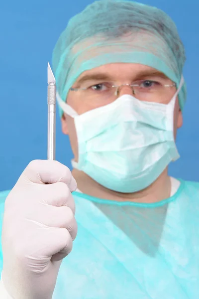 Chirurgo con bisturi — Foto Stock