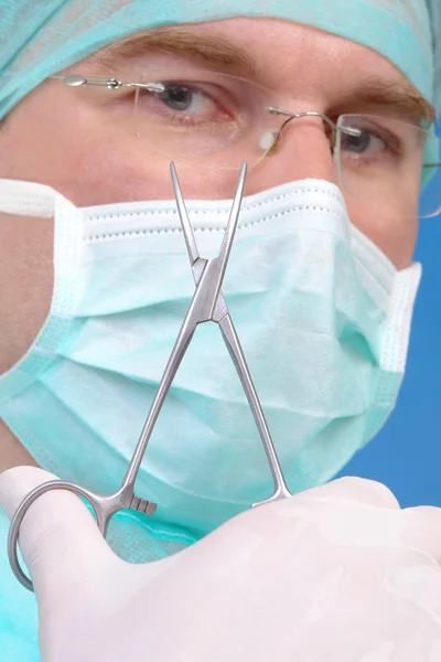 Хірург з форцепт — стокове фото