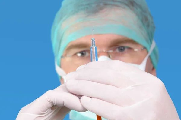 Хирург со шприцем — стоковое фото