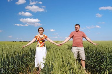 Genç çift mısır tarlasında