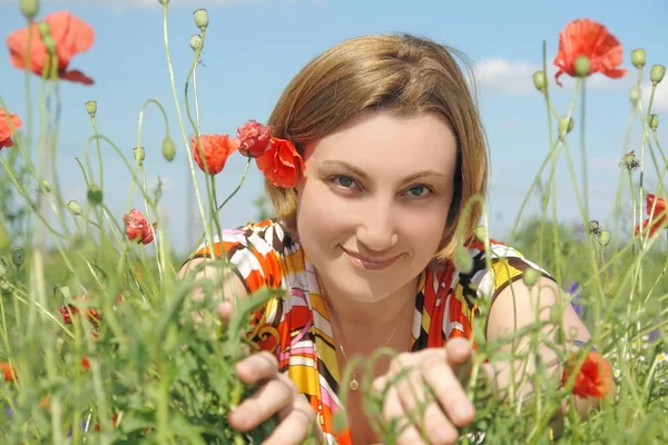 Ragazza tra i fiori di papavero — Foto Stock