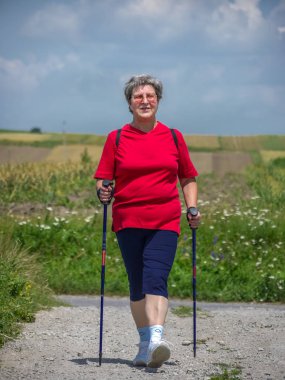 İskandinav yürüyüş pratik Kıdemli kadın