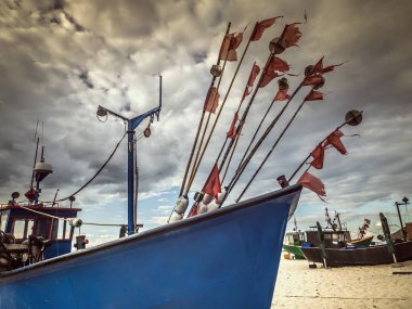 Balık kesiciler kumlu plajda demirlemiş