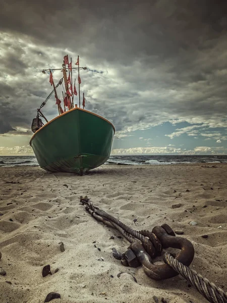 Cortador de peixe atracado na praia de areia — Fotografia de Stock