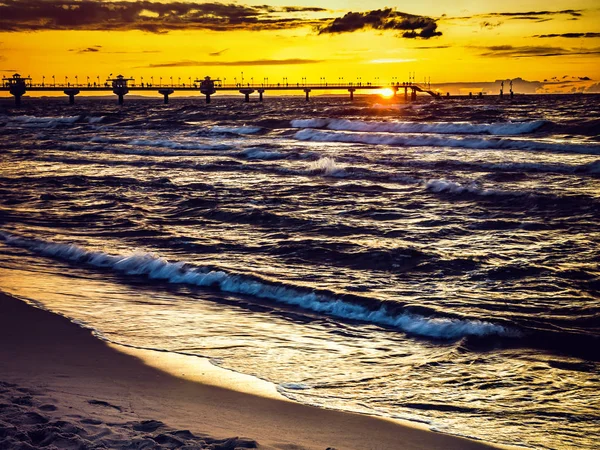 Zachód słońca nad molo w Międzyzdrojach, Morze Bałtyckie, Polska — Zdjęcie stockowe