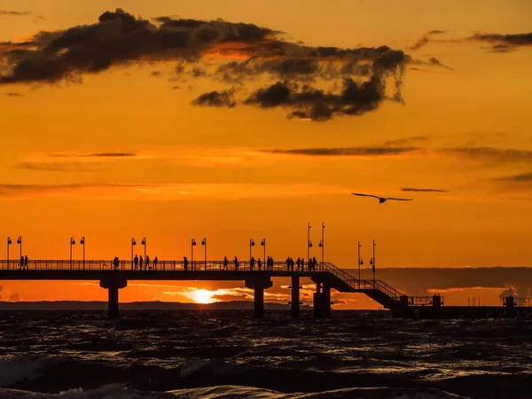 Miedzyzdroje Pier με τον ουρανό του ηλιοβασιλέματος, Βαλτική θάλασσα, Πολωνία — Φωτογραφία Αρχείου