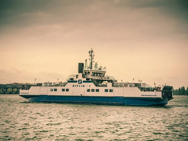 Bielik-type ferry operating across Swina river, Swinoujscie, Poland — Stock Photo, Image