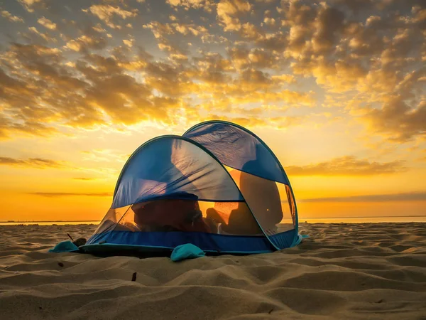 Napernyő sátor a strandon — Stock Fotó