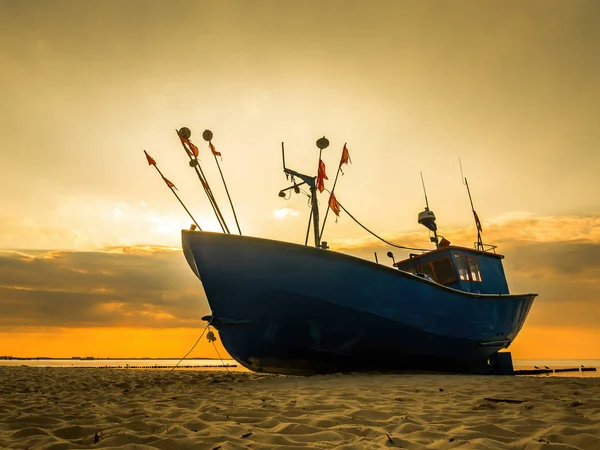 Fish cutter moored at the sandy beach — Stock Photo, Image