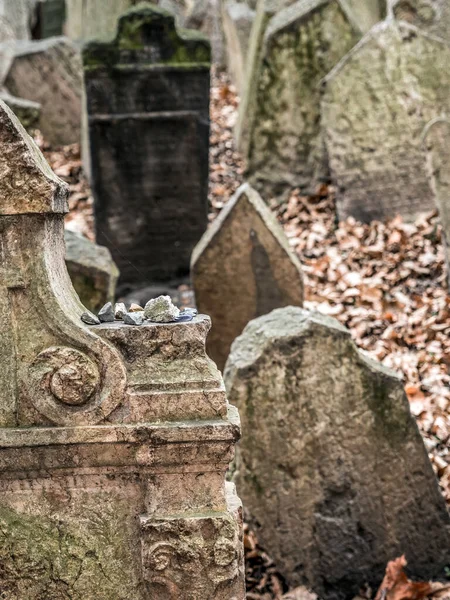 Çek Cumhuriyeti Prag Daki Eski Yahudi Mezarlığında Mezar Taşları — Stok fotoğraf