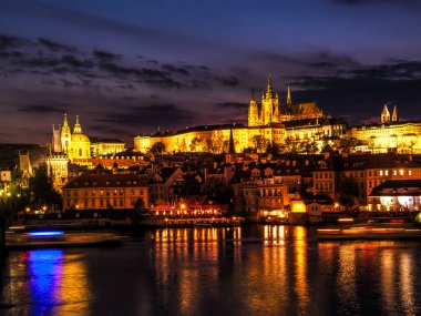 Prag Kalesi geceleyin aydınlandı, Prag, Çek Cumhuriyeti