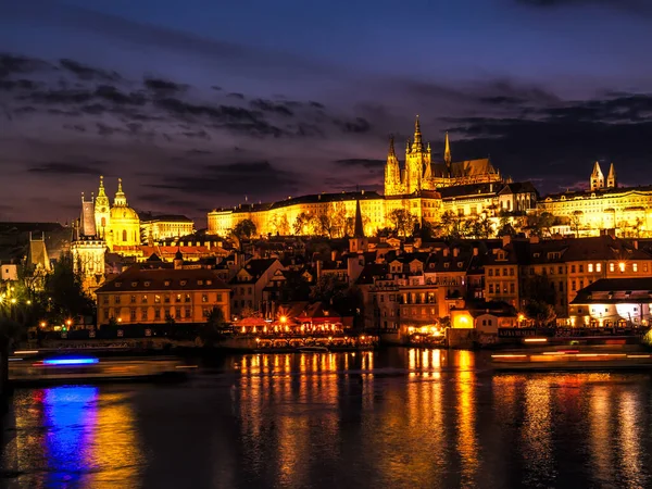 Prag Kalesi Geceleyin Aydınlandı Prag Çek Cumhuriyeti — Stok fotoğraf
