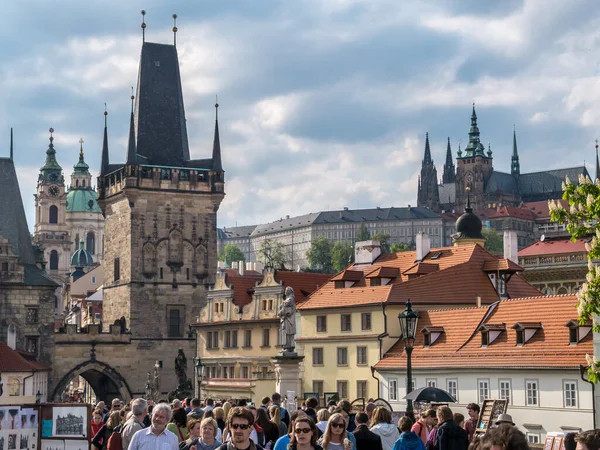 Prague República Checa Maio 2015 Ponte Carlos Cheia Turistas Praga — Fotografia de Stock