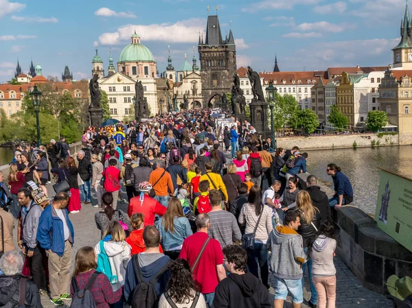 Praga República Checa Mayo 2015 Puente Carlos Lleno Turistas Praga — Foto de Stock