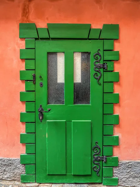 Porta Exterior Verde Madeira Com Acessórios Metal — Fotografia de Stock