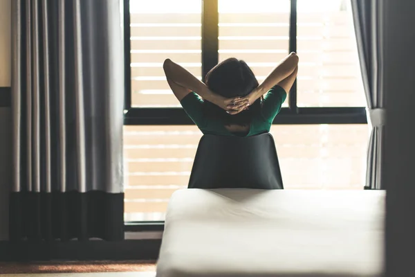 Visão Traseira Mulher Relaxante Sentada Cadeira Com Mãos Cabeça Olhando — Fotografia de Stock