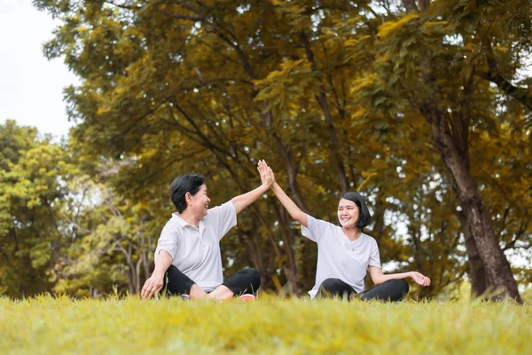 Mujer Asiática Sentada Relajada Parque Por Mañana Juntos Feliz Sonriente — Foto de Stock