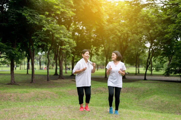 Портрет Літньої Азійської Жінки Дочкою Біжить Парк Рано Вранці Разом — стокове фото