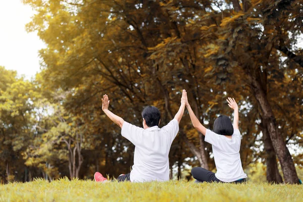 Aziatische Vrouwen Verhogen Handen Ontspannen Het Park Ochtend Samen Vrolijk — Stockfoto
