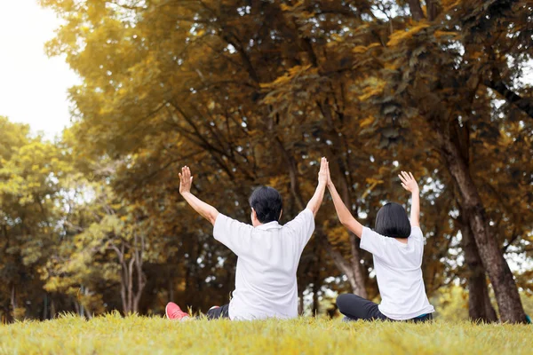 Donne Asiatiche Alzare Mani Rilassarsi Parco Mattino Insieme Felice Sorridente — Foto Stock