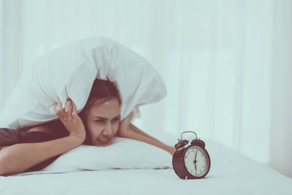 退屈若いですアジアの女性Hats取得ストレス目覚めます早いです6時位置にベッド 目覚まし時計 — ストック写真
