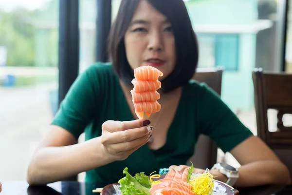 Mãos Mulher Segurando Sashimi Salmão Fresco Restaurante — Fotografia de Stock