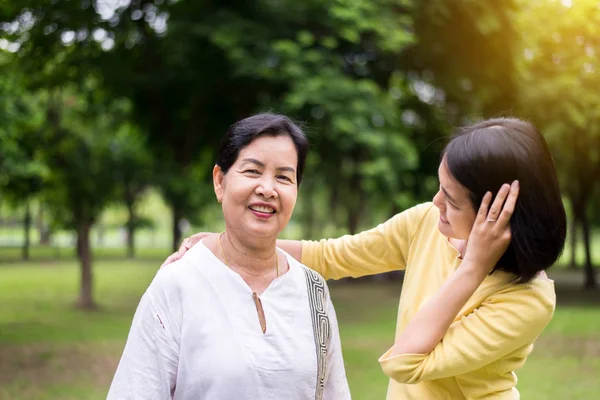 Medio Asiático Madre Feliz Con Hija Hablando Juntos Aire Libre —  Fotos de Stock