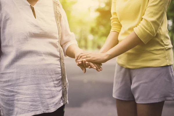 Anciano Asiático Mayor Madre Mano Celebración Con Hija Tomar Cuidado — Foto de Stock