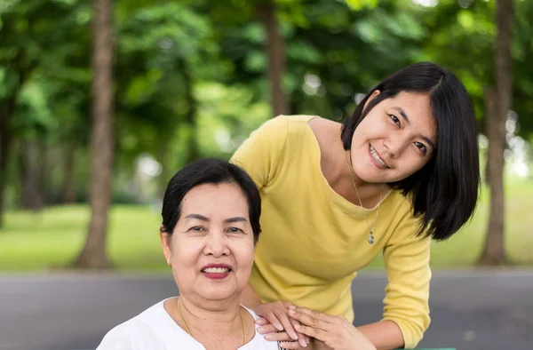 Feliz Sonriente Sénior Asiático Madre Con Hija Parque Cuidar Apoyo — Foto de Stock