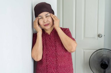 Yalnız yaşlı asyalı kadın depresyon evde bir baş ağrısı var, Ruh bozukluğu sağlık, Dünya intihar önleme günü kavramı