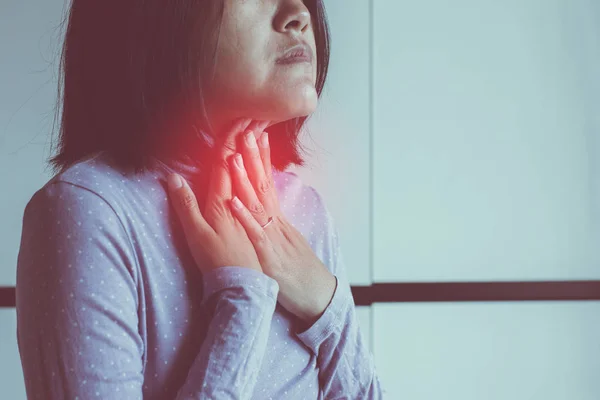 女性は喉が痛い 女性は手で首に触れる ヘルスケアの概念 — ストック写真